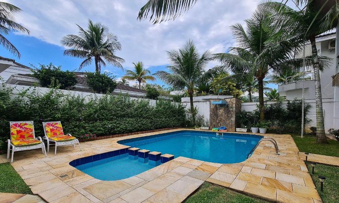 Jardim Acapulco House | Casa com piscina, varanda e lazer em condomínio
