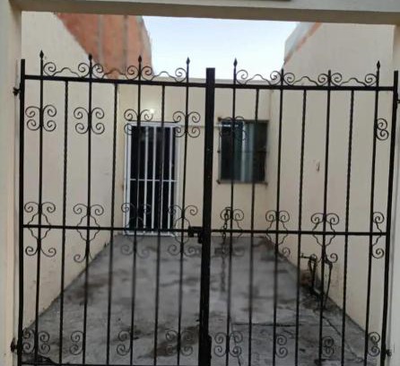 Soledad de Graciano Sanchez House | Casa con cochera