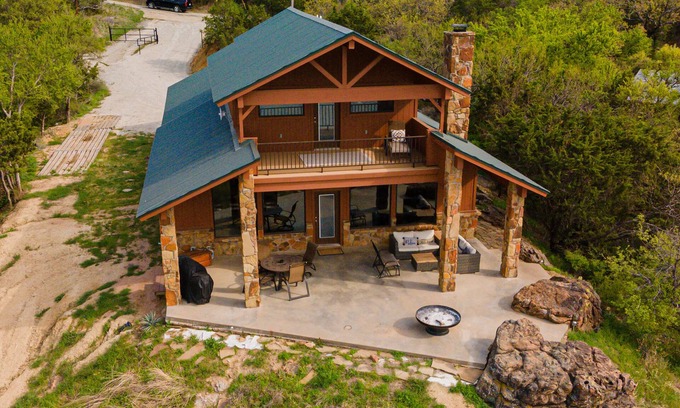 Gordon House | Casa Con Vista . Lake Palo Pinto . NEW . Fully Furnished . Cleaning Fee Included