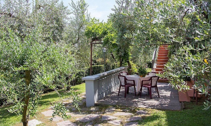 Massa e Cozzile House | Casa Concerto A: A graceful apartment located on top of a small hill, with Free WI-FI.