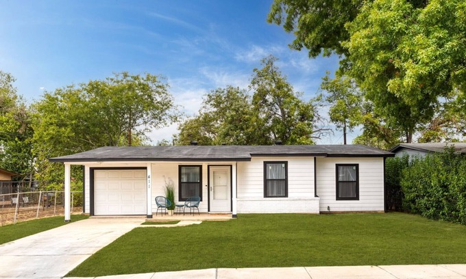 Arena District House | Casa Contemporary SA/Stylish 3BR Mins to Frost Bank Center, Downtown & Riverwalk