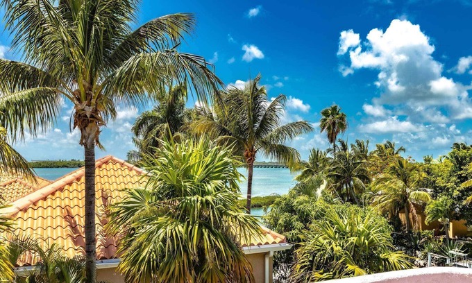 Cudjoe Gardens House | Casa Cudjoe: Tropical Canal Front Retreat on Cudjoe Key, Dockage, Boater's Paradise & Dog-Friendly!