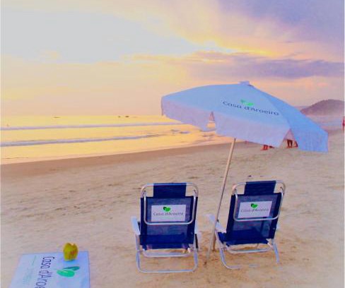 Juquehy House | Casa d'Aroeira Residencial Boutique - Centro de Juqueí - 2 quadras do mar - Serviço de Praia - Roupa de Cama 600 fios algodão Egípcio - Toalhas Banho e Praia - Tudo Novo - Estacionamento Interno - Cozinha - Consulte unidades com Ofurô Hidro e Cromoterapia