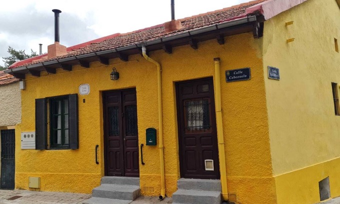 Miraflores de la Sierra House | Casa de Pueblo con Terraza y Chimenea