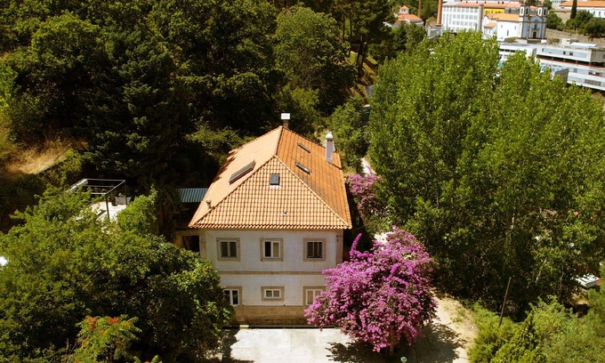 Covilha Cottage | Casa das Essências, Country House in the City