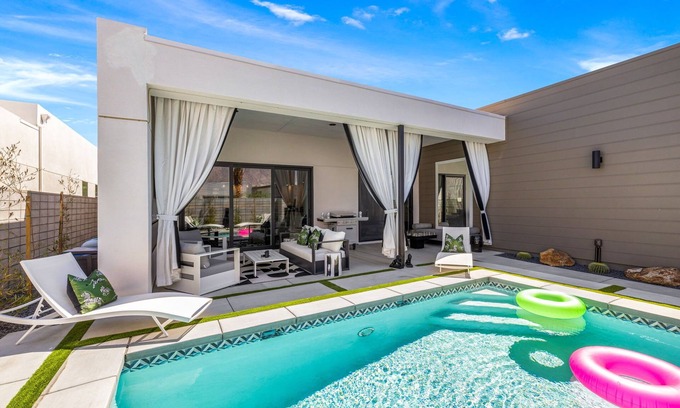 Palm Springs House | Casa De Amore Summary