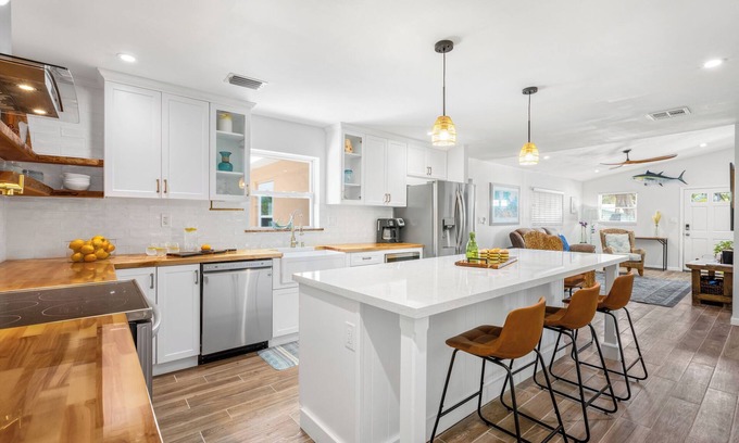 New Town House | CASA DE CANAL ~ 3 BR, 2 Ba. Canal Front Home!