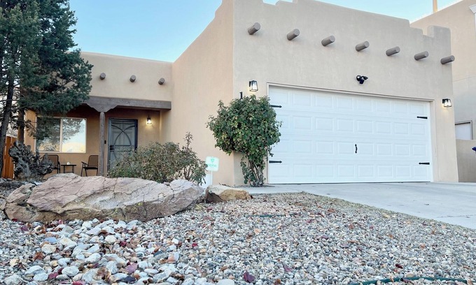 North Valley House | Casa de Cozy w/Hot Air Balloon Views