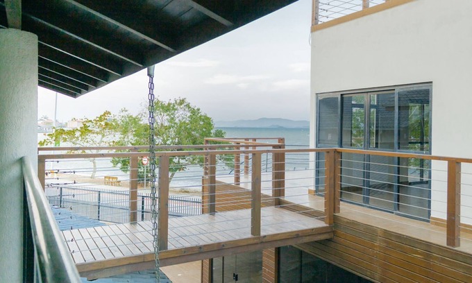 Palhoca House | Casa de Frente pro Mar com Piscina