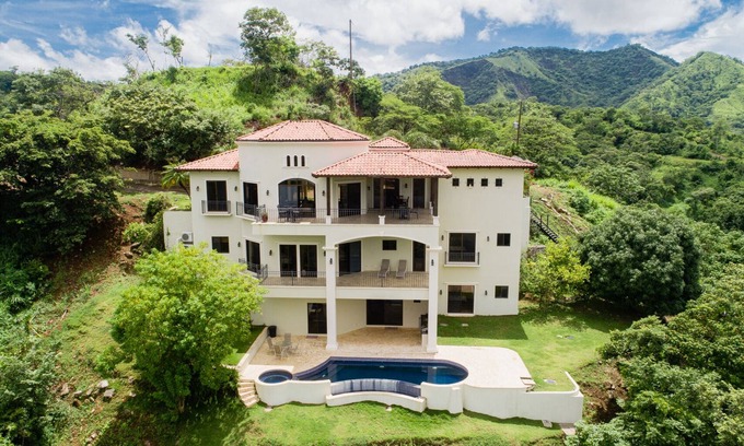 Rio Seco House | Casa de la Promesa, Luxurious Retreat with Pool