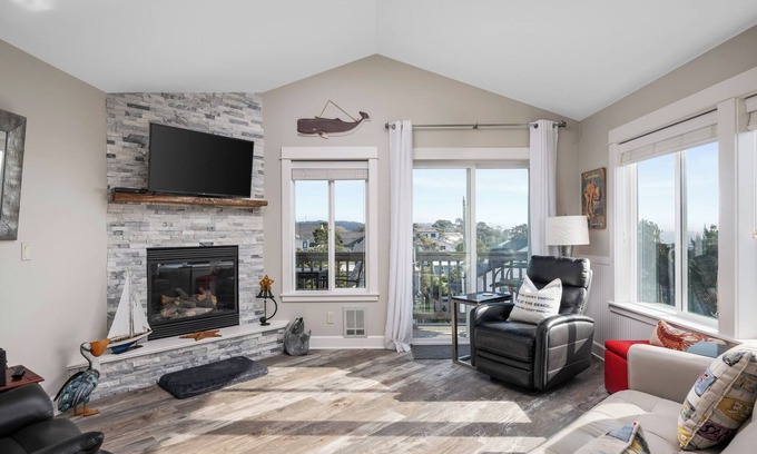 Lincoln City Condo | Casa de Marea - Oceanview, shops, restaurant's, & the beach - Sleeps 6 - Garage