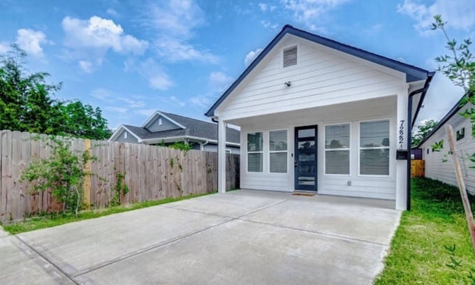 Houston House | Casa de Nopales! Modern Mexican House with King Size Bed—10 mins from downtown!