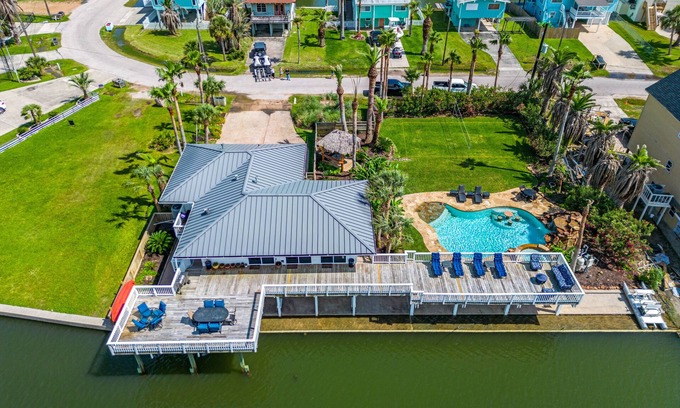 Jamaica Beach House | Casa de Palmas: Ultimate Pool w/Grotto, Hot Tub & Bar