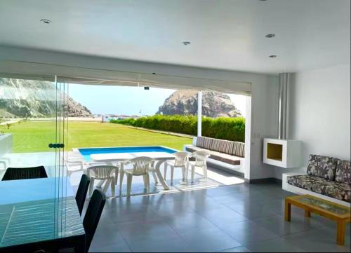 Asia House | Casa de Playa frente al mar en Chocalla, Asia