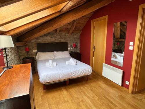 Bourg-Madame House | Casa de poble acollidora,amb llar de foc,