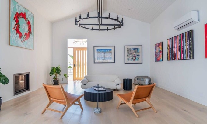Bellbrae House | Casa del Candelabra - light filled luxury retreat