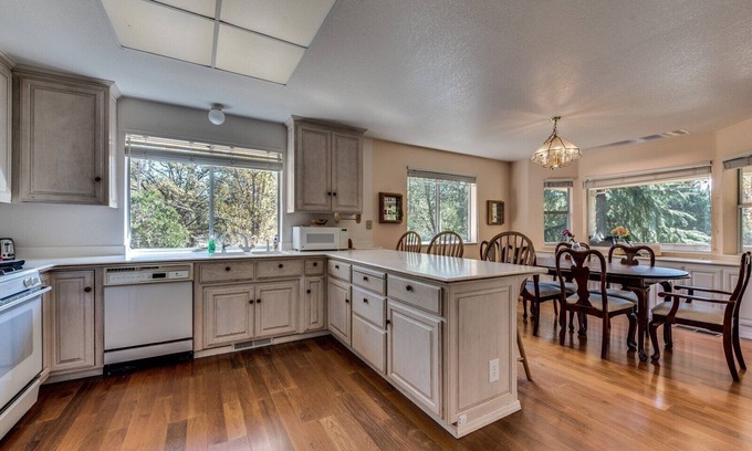 Groveland House | Casa Del Lago - Only 200 Yards from the Beach by Yosemite Region Resorts
