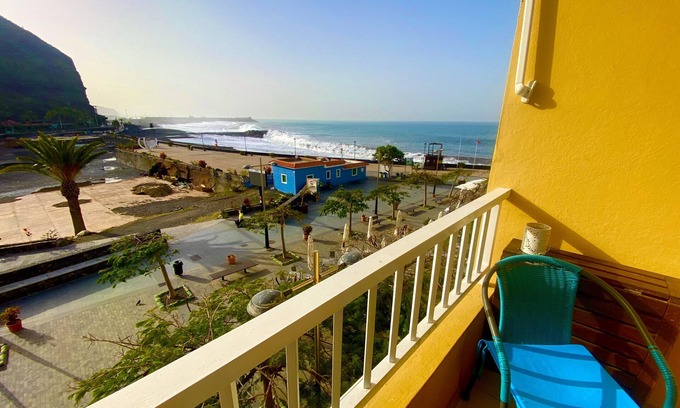 Puerto de Tazacorte Apartment | Casa Del Mar,nsunny frontline seaview appartment, right at the beach!