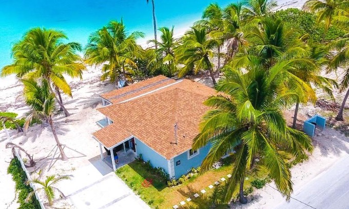 Tar Bay Apartment | Casa Del Marjorie 2 bedroom beach house, beach right at your door steps,