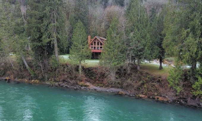 Concrete House | Casa del Rio-private home on Skagit river-North Cascade NationalPark-Diablo lake