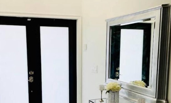Sunshine House | Casa Del Sol- New 3/2 Jetted Tub & Open Backyard