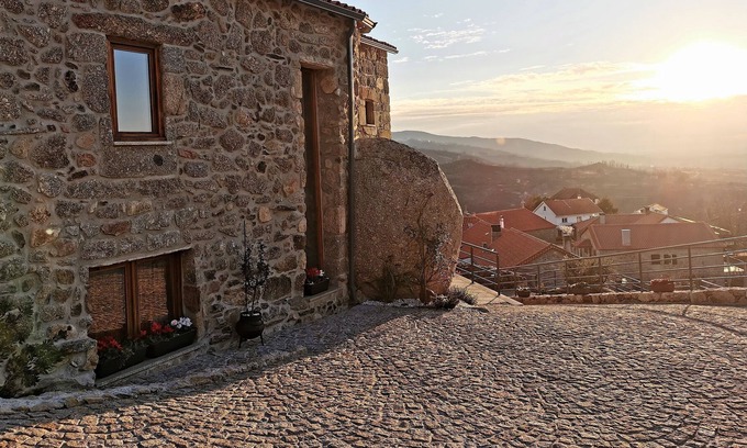 Linhares House | Casa do Penedo/ Retiro no Castelo e Centro da Aldeia