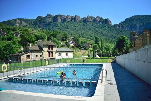 Santa Cruz De La Seros Apartment | Casa El Parral 2 dormitorios a 30 min de Astun y Candanchu