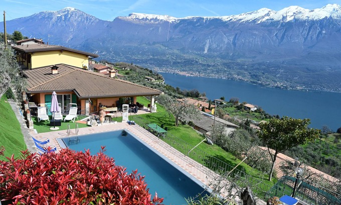 Arias Apartment | Casa Elka Patio 3 Lake view