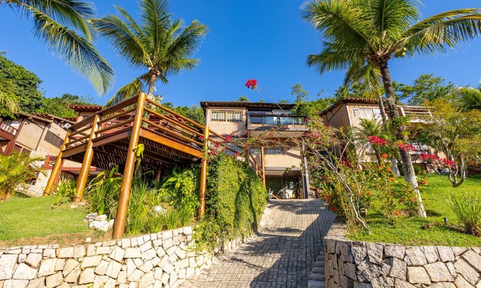Centro Comercial House | Casa em Condomínio em Ilhabela com Piscina e Vista Para o mar