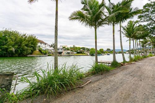 Barra da Lagoa House | Casa em meio a natureza, em frente ao canal