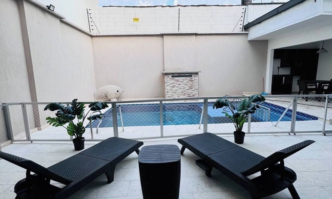 Cali House | Casa en el corazon de cali con piscina cocina. Café y Melao