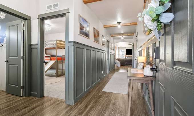 Caldwell House | Casa Enclave | Large Home + GUEST HOUSE | GYM | HOTUB | BBQ