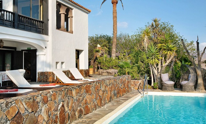 Monte Leon Villa | Casa León Vivienda Vacacional' with sea and mountain views, pool and wifi