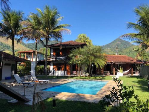 Frade House | Casa especial com piscina e jardim