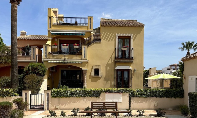 Algorfa Apartment | Casa Estrellas, 2 beds, 2 bathrooms, poolside location, private garden, WIFI
