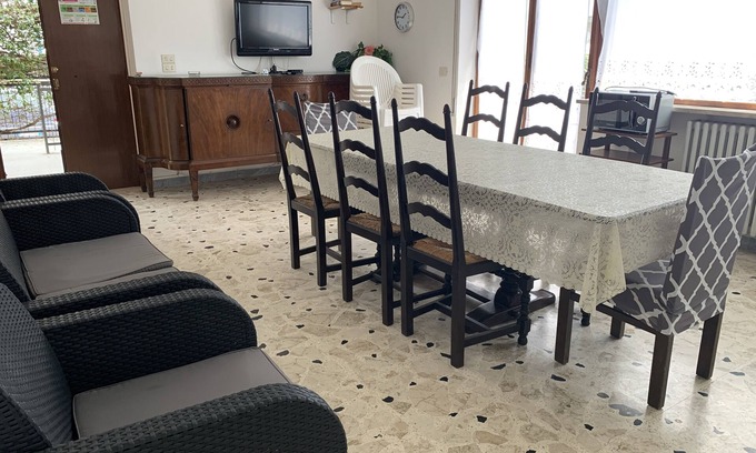 Gianola House | Casa Fiorita con 3 appart. per gruppi di 20 persone, 10 min. a piedi dal mare