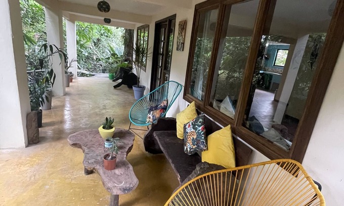 Tortuguero House | Casa Fresca a 50 Metros de Parque Nacional Tortuguero, Rodeada de Biodiversidad