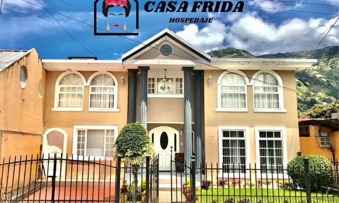 Banos de Agua Santa House | Casa Frida espectacular hospedaje para Familias o Grupos a 4 minutos del centro.