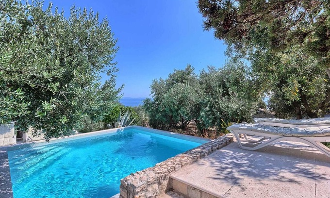 Podobuce Villa | Casa Garden - six bedroom house for 12 guests, heated pool and close to beaches
