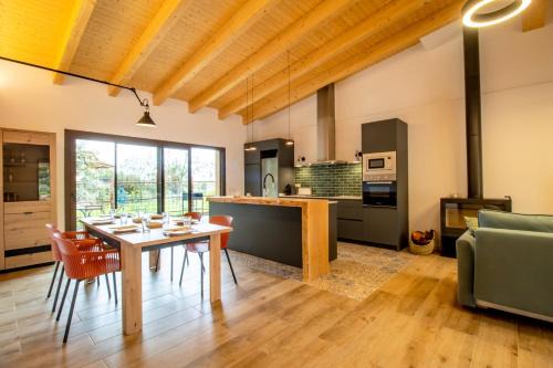 Camos House | Casa Gessamí Alojamiento en el Pla de l'Estany