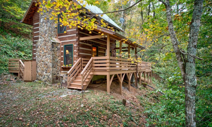 Boone Cabin | Casa Haven - Romantic forest cabin with hot tub and creek!