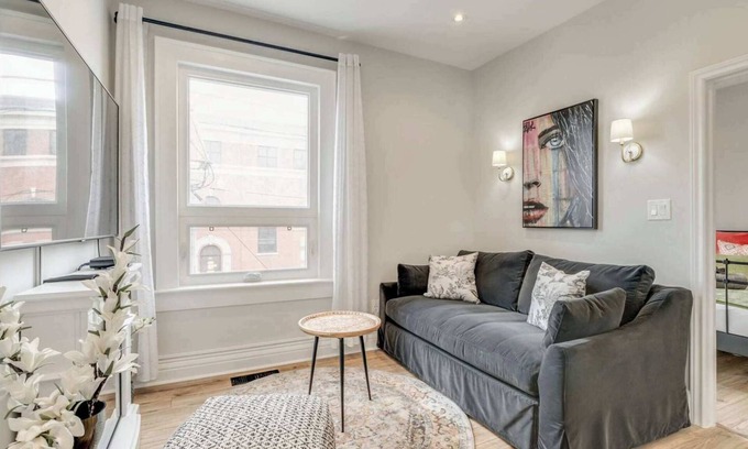 Leslieville Hotel | Casa Hotel: Chic Suite w Fireplace Leslieville