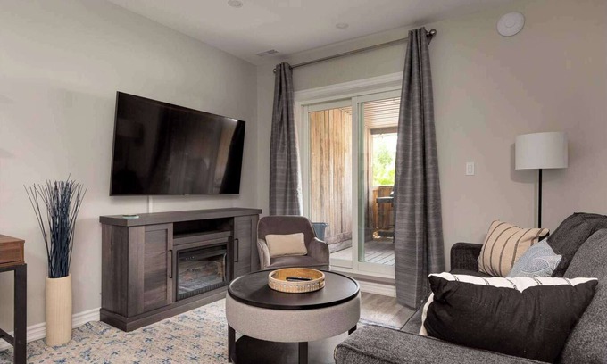 Leslieville Hotel | Casa Hotel Elegant Suite w Patio, BBQ Grill!