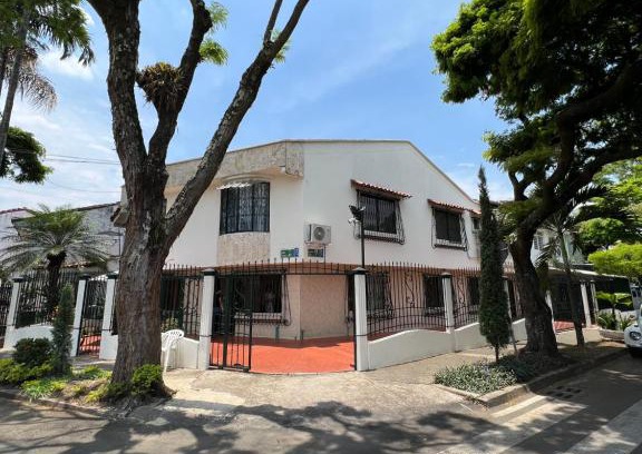 Cali House | CASA HOTEL FLOR DEL VALLE