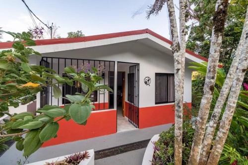 Daniel Flores House | Casa Hummingbird Peace & Nature