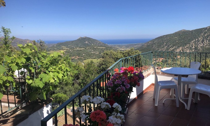 Loiri Porto San Paolo House | Casa in collina, con vista mare panoramica. A 10 minuti dalla spiaggia la cinta.