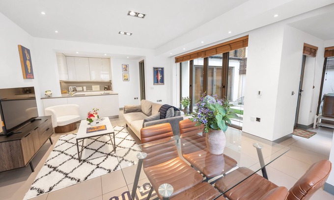 Kensington Apartment | Casa Italia near Gloucester Road with Outside Space