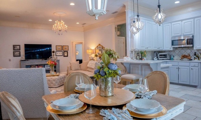 Amarillo House | Casa Italia Retreat – Patio Dining & Comfort for 8