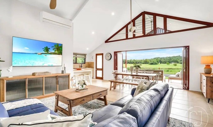 Kurrimine Beach House | Casa Jana Resort style accommodation - Pet Friendly