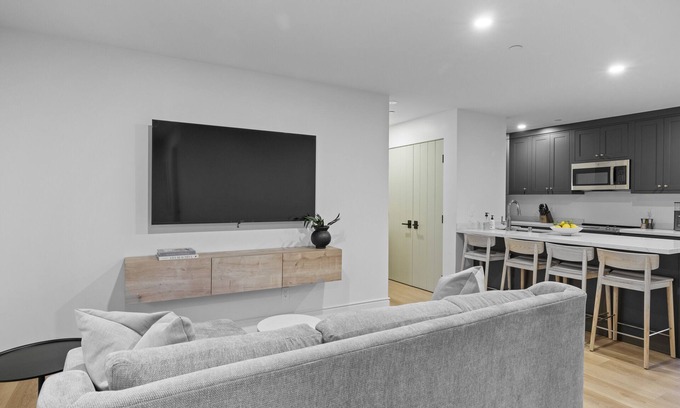 Laguna Apartment | Casa Jardin Unit 13-Boutique Suite in Downtown Santa Barbara